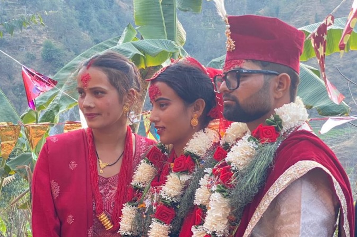 गत बिहीबार बैतडीको पुर्चौडीमा आफ्नो विवाह समारोहमा व्यस्त जानकी जोशी र माधवप्रसाद जोशी। फोटो सौजन्य: नारायण अवस्थी