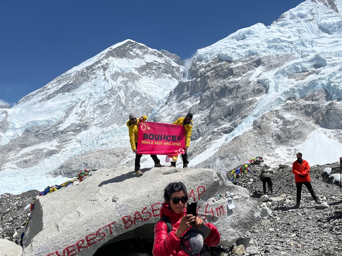 सगरमाथा आधार शिविरमा तस्बिर खिचाउन व्यस्त पदयात्री। तस्बिर: सुरेन्द्र फुयाल