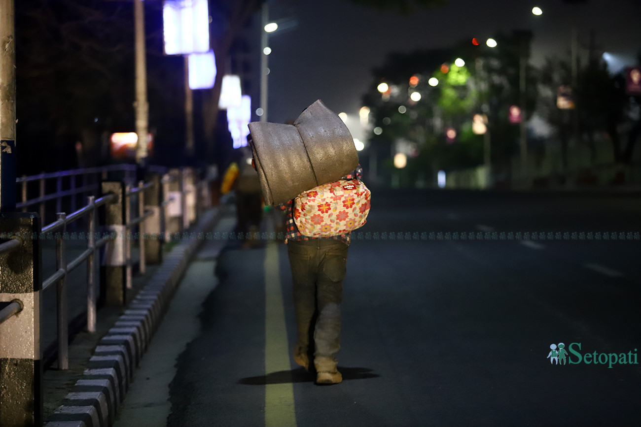On their way from Solukhumbu to Kailali, the men pass through Kathmandu. They walk up Sinamangal on Monday evening, on their way to the Pashupatinath Temple to stay the night.