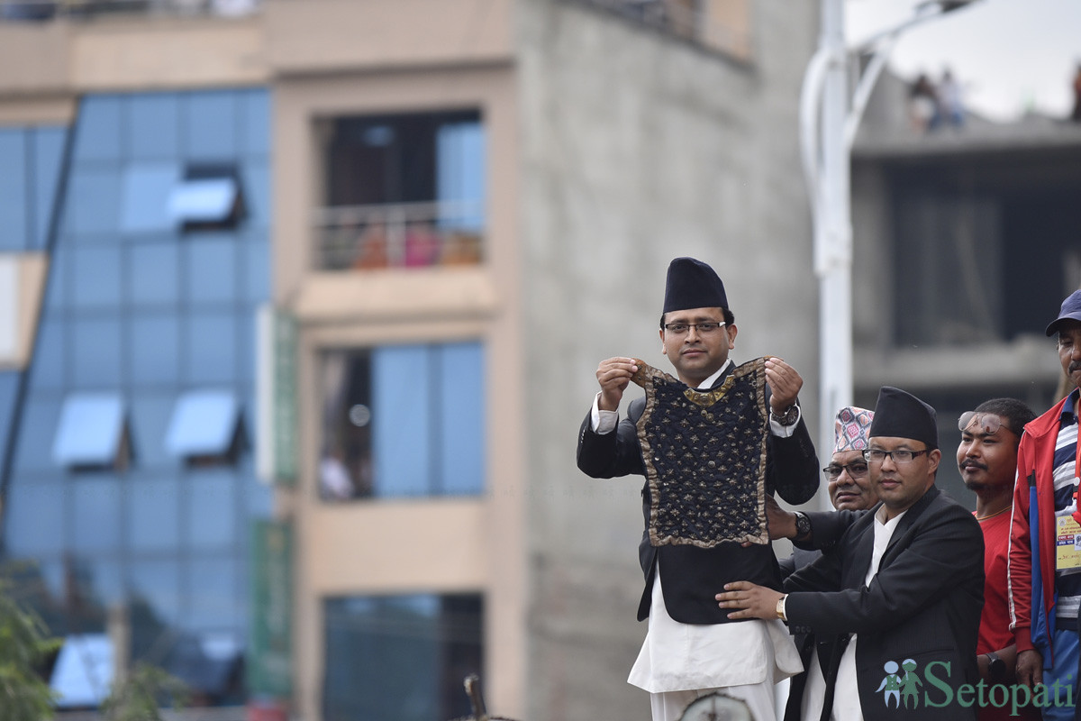 रातो मच्छिन्द्रनाथ जात्राको अन्तिम दिन भोटो देखाइँदै। फाइल तस्बिर: नारायण महर्जन/सेतोपाटी