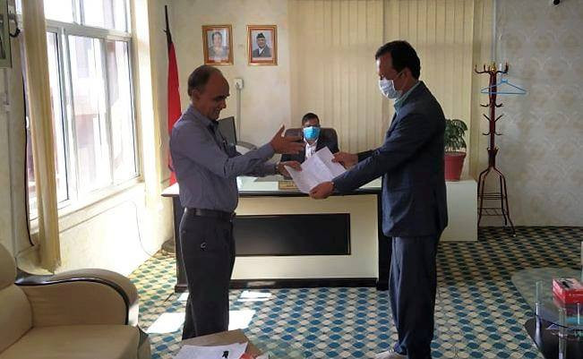 CPN lawmaker Yam Lal Kandel (l) handing over no confidence motion to Chief Whip Gulab Jung Shah on Sunday.