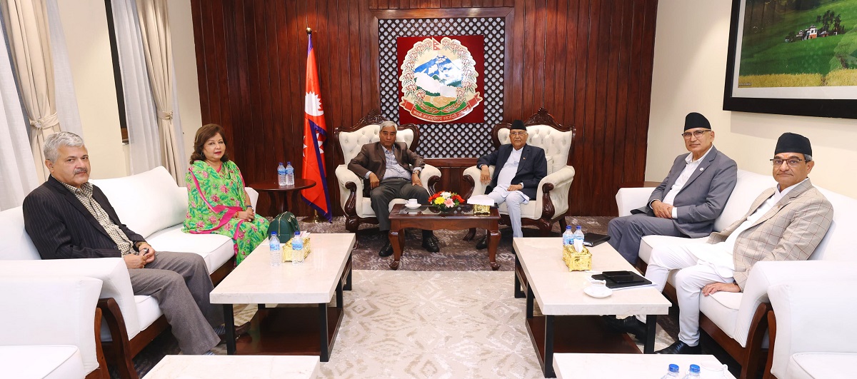 बिहीबार बालुवाटारमा प्रधानमन्त्री र कांग्रेस सभापतिसहित नेताहरूबीच भएको छलफल। तस्बिर: प्रधानमन्त्रीको सचिवालय।