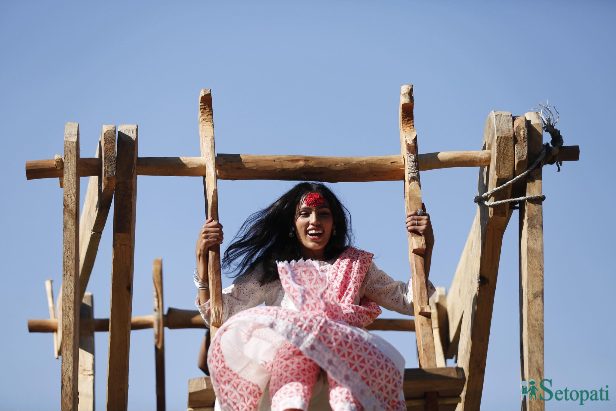 विजया दशमीको दिन मंगलबार गोरखा बारपाकको सुलिकोट जराङ गाउँमा पिङ खेलिँदै। तस्बिर: नवीनबाबु गुरूङ/सेतोपाटी