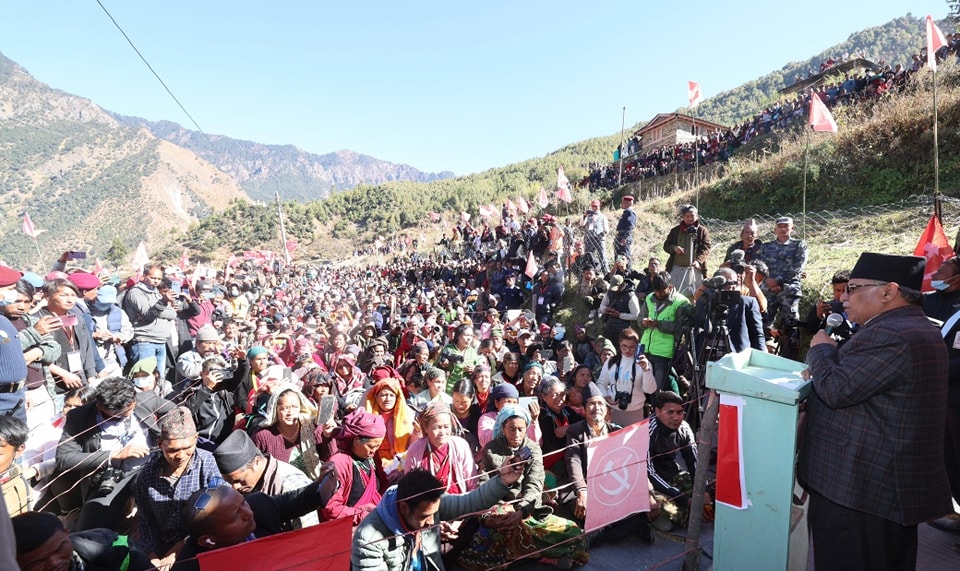 जनतासँग माओवादी विशेष रूपान्तरण अभियानअन्तर्गत् रूकुम पूर्वको पुथा उत्तरगंगा गाउँपालिकामा आइतबार आयोजित कार्यक्रममा बोल्दै प्रधानमन्त्री पुष्पकमल दाहाल ‘प्रचण्ड’। तस्बिरः प्रदीपराज वन्त।