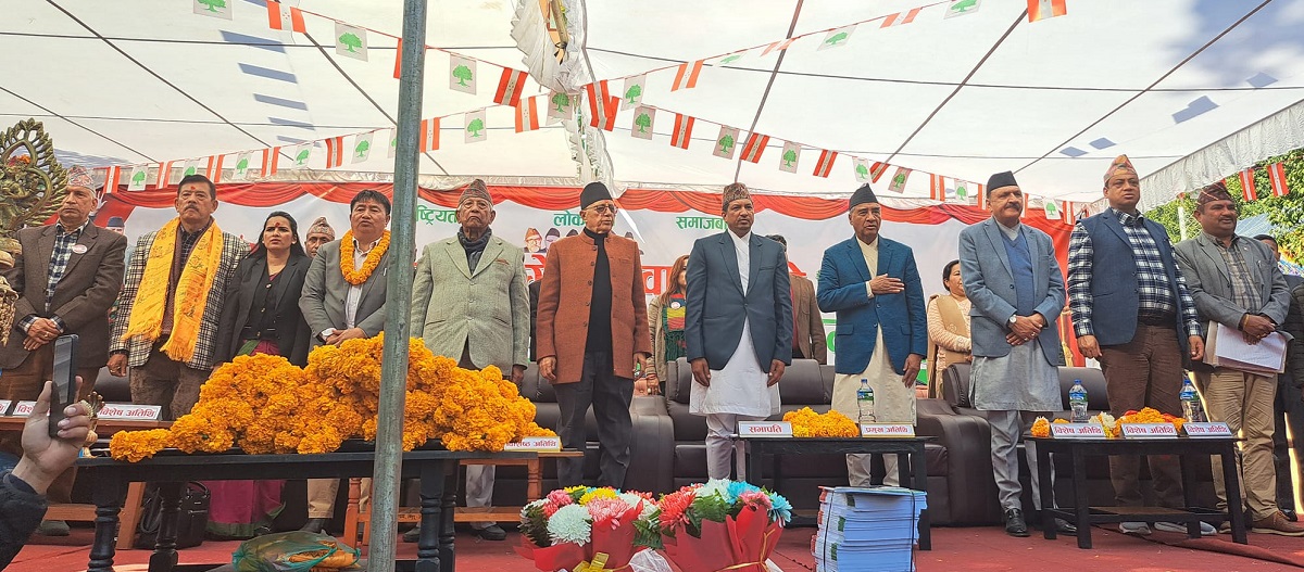 सोमबार नुवाकोट जिल्ला सम्मेलनमा सहभागी सभापति देउवा, नेता कोइरालालगायत।