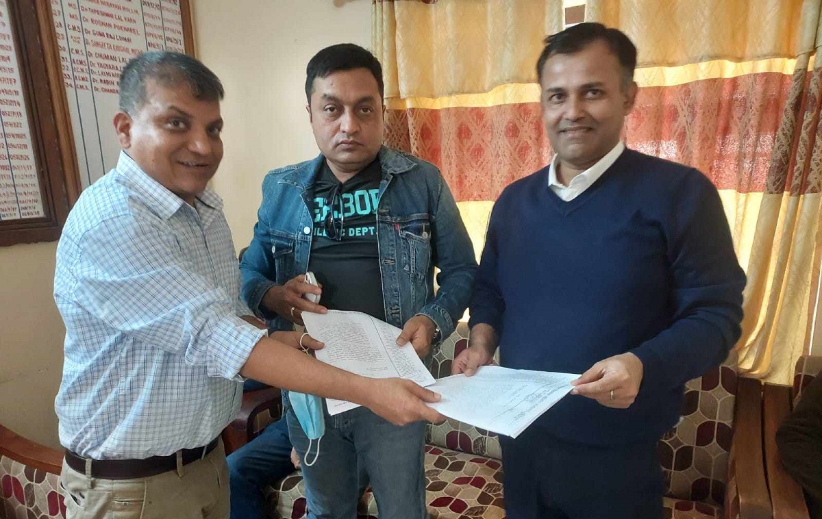 अस्पताल प्रशासनलाई ज्ञापन बुझाउदै कर्मचारी युनियन अध्यक्ष डा रोशन खडका।