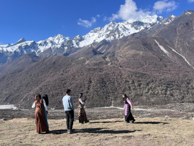लाङटाङको क्यान्जिङ गुम्बामा गत असारमा स्थानीय वेशभूषामा फोटो खिच्दै बुटवलका युवती। तस्बिर: सुरेन्द्र फुयाल
