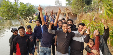 कुनै जमघटमा मेघालयको शिलोङका आफ्ना साथीभाइसम्म रमाइरहेका नेपालीभाषी भारतीय नागरिक पंकज क्षेत्री (बीचमा)। तस्बिर: पंकज क्षेत्री/फेसबुक