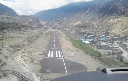 जोमसोम विमानस्थल। फाइल तस्बिर।