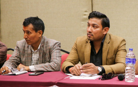 फाइल तस्बिर। सदस्यद्वय रविन्द्र चन्द (दायाँ) र भोजराज शाही एन्फा आकस्मिक बैठकमा।
