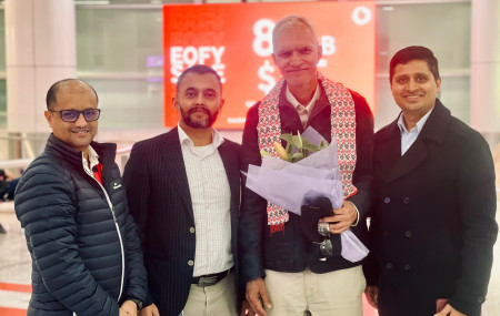 कार्यक्रममा सहभागी हुन सिड्नी आएका लेखक नारायण वाग्लेलाई स्वागत गर्दै लेखक/कवि निस्प्रभ सजी, पत्रकार ऋषि आचार्य तथा कार्यक्रम संयोजक एवं मण्डला लिगलका प्रमुख सन्जिब पाण्डे। तस्बिरः सेतोपाटी