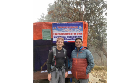 गाउँपालिकाले राखेको सूचना केन्द्रमा पर्यटक। फाइल तस्बिर