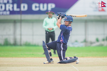 पहिलो चरणको बन्द प्रशिक्षणमा ब्याटिङ गर्दै कुशल मल्ल।