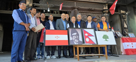 विशेष महाधिवेशन माग गर्न हस्ताक्षरसहित कांग्रेस केन्द्रीय कार्यालय पुगेका गोरखाका महाधिवेशन प्रतिनिधिहरू महामन्त्री गगन थापासँग। तस्बिर: प्रशन्न पोखरेल/सेतोपाटी।