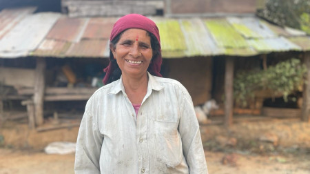 बाघसँग कुस्ती खेलेकी खिकुमारी अधिकारी। तस्बिर: राजेश घिमिरे/सेतोपाटी