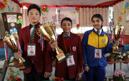 स्क्राबल उपाधि विजेता अर्नव पाण्डे (बीच) सहित पदक विजेता ।