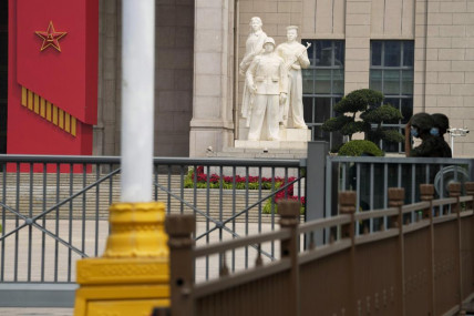 FILE - Chinese soldiers wearing masks guard the entrance to the military museum in Beijing on Aug 1, 2022. (AP Photo/RSS)