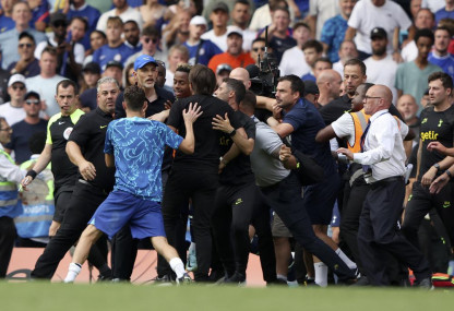 Chelsea's head coach Thomas Tuchel argues with Tottenham's head coach Antonio Conte during the English Premier League soccer match between Chelsea and Tottenham Hotspur at Stamford Bridge Stadium in London, Sunday, Aug 14, 2022. (AP/RSS Photo)