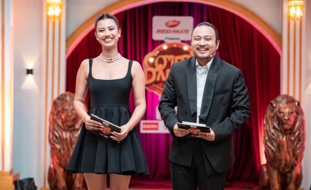 होस्ट बिक्की अग्रवाल र सजिना खनाल। तस्बिरः कमेडी दरबारको पेजबाट