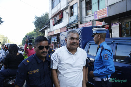 अघिल्लो पटक दुर्गा प्रसाईंलाई पक्राउ गरिँदाको क्षण। फाइल तस्बिर