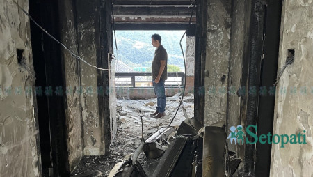 होटल सरोवरको भग्नावशेषमा प्रबन्ध निर्देशक प्रतीक पहारी। तस्बिर: युवराज श्रेष्ठ/सेतोपाटी