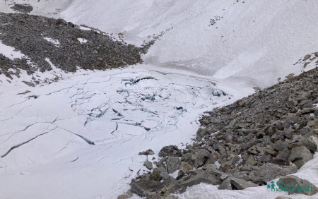 उत्तरी हुम्लाको हिमतालमा परेको चिरा। तस्बिर स्रोत: शिव बाँस्कोटा