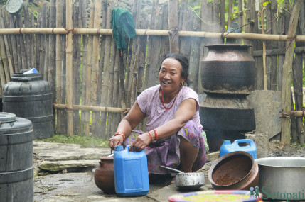 गुरूङ चलनअनुसार रक्सी बनाउँदै। तस्बिर: नवीनबाबु गुरूङ/सेतोपाटी