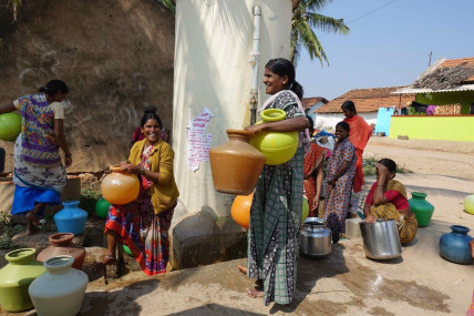Socio-economic status determines access to water and who uses more of the groundwater commons. Socio-economic status determines access to water and who uses more of the groundwater commons. Frédéric Landy
