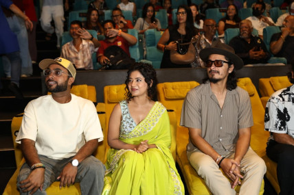 -रिलिजअघि आयोजित प्रिमियरमा फिल्मका कलाकारहरू। -फाइल तस्बिर