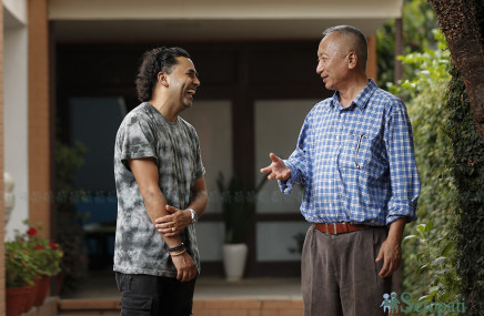 कालीप्रसाद बास्कोटा र श्रवण मुकारूङ। तस्बिरः नवीनबाबु गुरूङ/सेतोपाटी