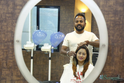 हेयर स्टाइलिङ गर्दै लक्ष्मी ठाकुर। सबै तस्बिर: नवीनबाबु गुरूङ/सेतोपाटी