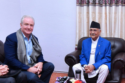 Hollen (left) and Oli during the meeting on Sunday. (Photo: Oli's Secretariat)