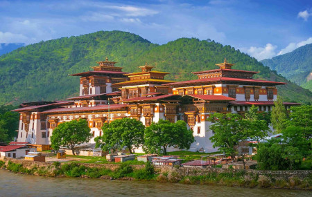 भुटानका प्रथम धर्मराजा शाब्द्रुङ ङवाङ नमग्यालले विक्रम सम्बत् १६९४ मा निर्माण गरेको पुनाखा जोङ। तस्बिर स्रोतः भुटान टुर्स एन्ड ट्रेक्स