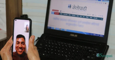 पाँच वर्षदेखि मकाउको क्यासिनोमा काम गरिरहेका चितवनका गणेश घलानसँग भिडिओ कुराकानी गर्दै सेतोपाटी संवाददाता निर्मला घिमिरे। तस्बिर: मन्दिरा घिमिरे/सेतोपाटी