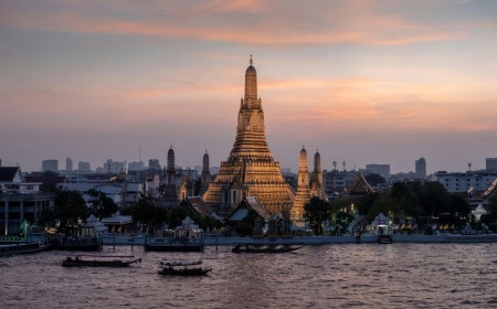 करिब ५०० वर्ष पुरानो बिहानीको उदाउँदो सूर्य अर्थात् अरूणमा समर्पित वाट (मन्दिर)। अरूणमा हरेक दिन हजारौं थाई तीर्थारू तथा विदेशी पर्यटकको भिड लाग्छ। फोटो: ओलिभियर डार्नी/पेक्सेल्स डट कम
