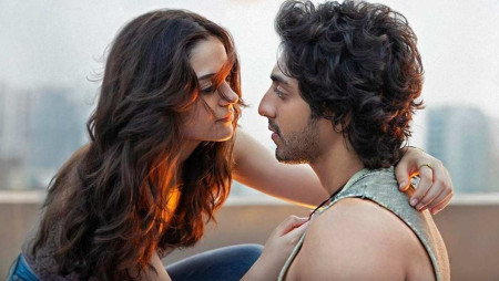 -फिल्म 'सैयारा' को दृश्यमा अहान र अनित