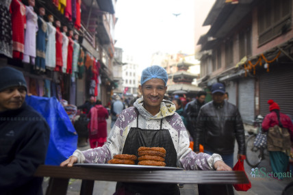 जनबहालमा सेल बेच्दै भरत तामाङ। तस्बिरः निशा भण्डारी/सेतोपाटी