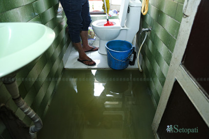 शौचालय सफा गर्दै नीरबहादुर मोक्तान। तस्बिरः नवीनबाबु गुरूङ/सेतोपाटी