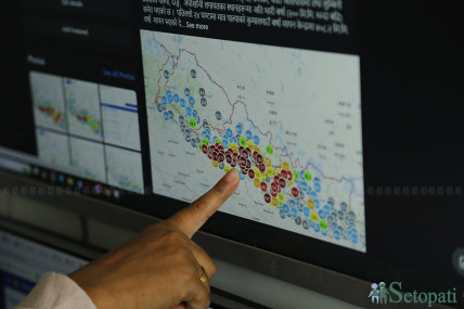 मौसम पूर्वानुमान महाशाखामा वर्षाको तथ्यांक केलाइँदै। तस्बिर: नवीनबाबु गुरूङ/सेतोपाटी