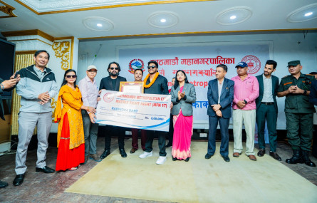 दुई लाख नगद पुस्कार लिँदै रवीन्द्र ढाट।