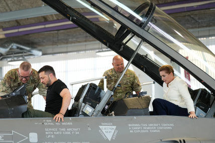 Ukrainian President Volodymyr Zelenskyy (l) and Danish Prime Minister Mette Frederiksen in an F-16 at the Skrydstrup air base in southern Denmark. AP/RSS Photo