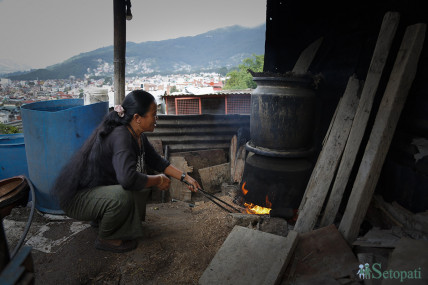 रक्सी बनाउँदै डोल्मा स्याङ्तान। तस्बिर: नवीनबाबु गुरूङ/सेतोपाटी