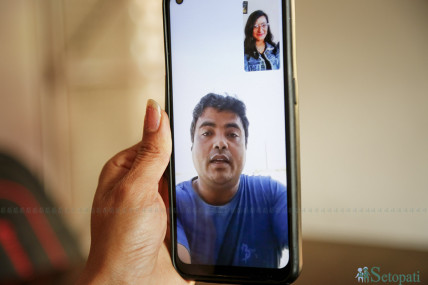 बाह्र वर्षदेखि साउदीको सडकमा ट्रेलर कुदाउने काम गरिरहेका पाल्पाका सन्तोष रूछालसँग भिडिओ कुराकानी गर्दै सेतोपाटी संवाददाता निर्मला घिमिरे। तस्बिर: नवीनबाबु गुरूङ/सेतोपाटी