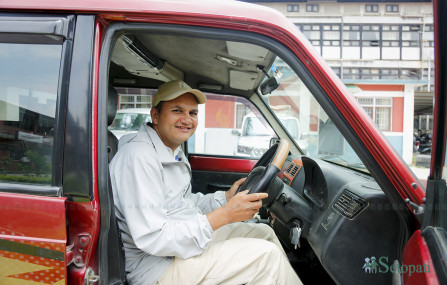 वाणिज्य, आपूर्ति तथा उपभोक्ता संरक्षण विभागका सवारी चालक हेमचन्द्र दाहाल। तस्बिर: नवीनबाबु गुरूङ/सेतोपाटी
