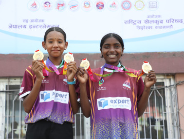 एथलेटिक्समा दोहोरो स्वर्ण जित्न सफल अनुजा थारु चौधरी (बायाँ) र चादनी पासी। तस्बिर : लोेकेन्द्रकुमार बस्नेत/राखेप