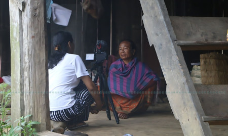 वनकरिया समुदायकी एक महिलासँग कुरा गर्दै लक्ष्मी बस्नेत।