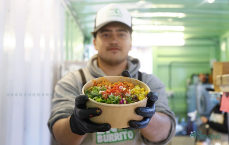 'बिग बुरिटो' को बुरिटो बाउल देखाउँदै कर्मचारी। तस्बिरः नवीनबाबु गुरूङ/सेतोपाटी