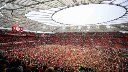 लेभरकुजेनले उपाधि जितेपछि मैदानमा उत्रिएर खुशीयाली मनाउँदै  फ्यानहरू।