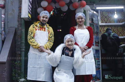 बायाँबाट क्रमशः सुरेन्द्र पाण्डे, बाबुदुमी राई र माया गुरूङ। तस्बिरः नवीनबाबु गुरूङ/सेतोपाटी