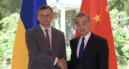 युक्रेनका विदेशमन्त्री डिमिट्रो कुलेबा (बायाँ) र चिनियाँ समकक्षी वाङ यी। तस्बिरः एपी